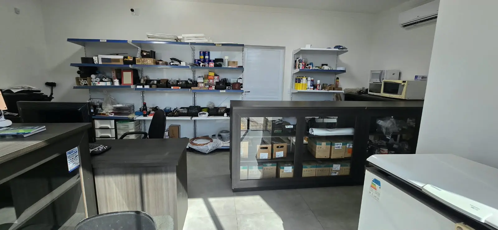 Balcão de atendimento e estoque interno da Friolar